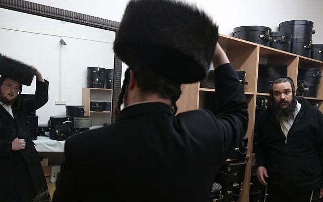 Photo d'un homme essayant un shtreimel dans le quartier ultra-orthodoxe de Mea Shearim de Jérusalem. (Crédit photo : Nati Shohat/Flash90) Photo d'un homme essayant un shtreimel dans le quartier ultra-orthodoxe de Mea Shearim de Jérusalem. (Crédit photo : Nati Shohat/Flash90)