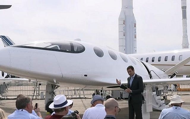 L'Alice d'Eviation est présenté par le directeur-général d'Eviation,  Omer Bar-Yohay, au salon de l'aéronautique de Paris, le 19 juin 2019 (Capture d'écran : YouTube)