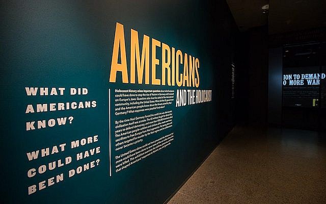 L'exposition "les Américains et la Shoah" au musée de commémoration de la Shoah de Washington, aux Etats-Unis, qui explore les décisions prises par le gouvernement, les médias, les artistes et les Américains en général en réponse au nazisme(Crédit : Musée de commémoration de la Shoah américain) L'exposition "les Américains et la Shoah" au musée de commémoration de la Shoah de Washington, aux Etats-Unis, qui explore les décisions prises par le gouvernement, les médias, les artistes et les Américains en général en réponse au nazisme(Crédit : Musée de commémoration de la Shoah américain)