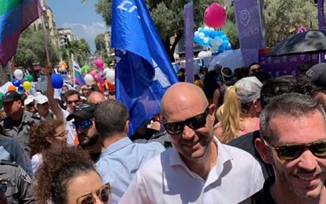 Le ministre de la Justice Amir Ohana à la Gay Pride de Tel Aviv, le 14 juin 2019. (Crédit : Ministère de la Justice) Le ministre de la Justice Amir Ohana à la Gay Pride de Tel Aviv, le 14 juin 2019. (Crédit : Ministère de la Justice)