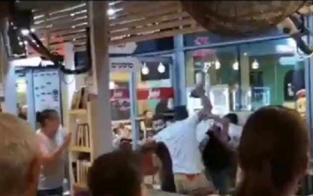 Une bagarre filmée dans une crêperie au nord de Netanya, le 15 juin 2019. (Capture d'écran vidéo) Une bagarre filmée dans une crêperie au nord de Netanya, le 15 juin 2019. (Capture d'écran vidéo)