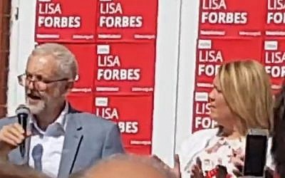 Le chef du Labour Britannique Jeremy Corbyn, à gauche, en campagne avec Lisa Forbes à Peterborough (Capture d'écran/YouTube)