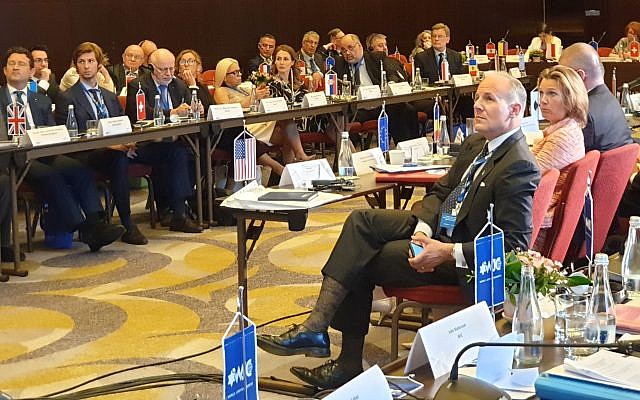 Elan Carr, l'envoyé américain dans la lutte contre l'antisémitisme et son homologue de l'UE Katharinas von Schnurbein lors d'un sommet à Bucarest, en Roumanie, le 17 juin 2019 (Crédit :Cnaan Liphshiz via JTA)