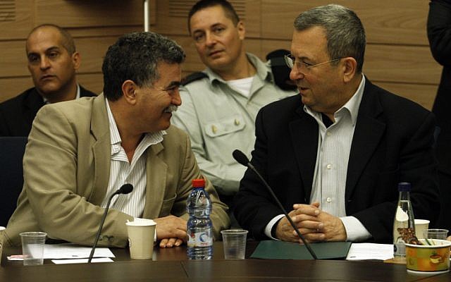 L'ex-ministre de la Défense Ehud Barak, à droite, aux côtés du député travailliste Amir Peretz lors d'une réunion au Parlement israélien, le 19 mars 2012 (Crédit : Uri Lenz/Flash 90) L'ex-ministre de la Défense Ehud Barak, à droite, aux côtés du député travailliste Amir Peretz lors d'une réunion au Parlement israélien, le 19 mars 2012 (Crédit : Uri Lenz/Flash 90)