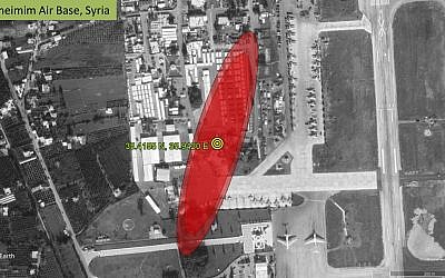 La source d'un signal interférant avec la réception GPS pour les avions survolant Israël, situé sur la base aérienne russe de Khmeimim en Syrie occidentale, d'après une présentation de l'ingénieur aérospatial Todd Humphreys au gouvernement américain en juin 2019. (Autorisation)