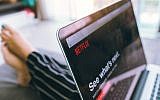 Un homme consulte Netflix. (Crédit : iStock)