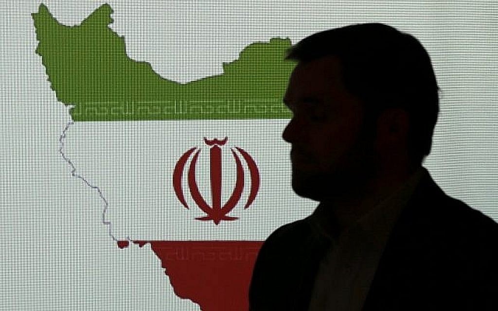 Illustration : Un expert en cyber-sécurité se tenant devant une carte de l'Iran alors qu'il parle aux journalistes des techniques de piratage iranien, à Dubaï, aux Émirats arabes unis, le 20 septembre 2017. (Crédit: Kamran Jebreili/AP)