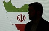 Illustration : Un expert en cyber-sécurité se tenant devant une carte de l'Iran alors qu'il parle aux journalistes des techniques de piratage iranien, à Dubaï, aux Émirats arabes unis, le 20 septembre 2017. (Crédit: Kamran Jebreili/AP)