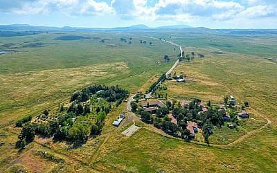 Vue aérienne du petit village de Kela Alon sur le plateau du Golan, près du site d'une nouvelle localité bientôt renommée en l'honneur du président Donald Trump. (Crédit : Conseil régional du Golan)