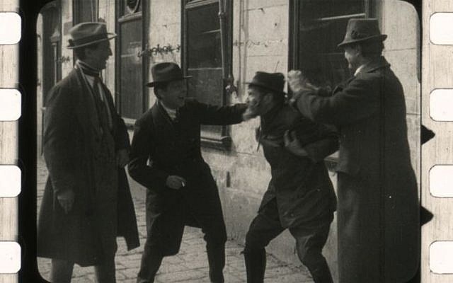 Dénonçant l’antisémitisme sur le ton de la fable, « La ville sans Juifs » de Hans Karl Breslauer narre l’histoire de la république d’Utopia, confrontée à une crise économique, qui décide de bannir ses Juifs.
(Crédit photo : capture d’écran du film / Archives cinématographiques autrichiennes)