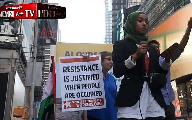 Des manifestants entonnent des slogans anti-Israël lors d'un rassemblement pour la Journée d'al-Qods à New York, le 31 mai 2019. (Crédit : capture écran / Twitter) Des manifestants entonnent des slogans anti-Israël lors d'un rassemblement pour la Journée d'al-Qods à New York, le 31 mai 2019. (Crédit : capture écran / Twitter)