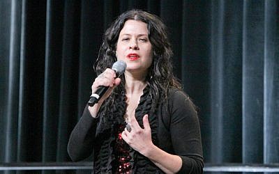 Neshama Carlebach sur scène lors de la biennale de l'Union pour le judaïsme réformé de San Diego, au mois de décembre 2013 (Crédit : URJ/JTA)