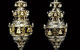 La paire de Rimonim en argent doré, qui date de 1764, de l'orfèvre britannique Edward Aldridge, a été acquise par le Museum of Fine Arts de Boston lors d'une vente aux enchères de Judaica de Sotheby's, à New York. (Avec l'aimable autorisation du Museum of Fine Arts/via JTA)