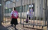 A titre d'illustration : Des jeunes filles orthodoxes de Beit Shemesh entrent dans leur école, le 8 septembre 2014. (Flash90)