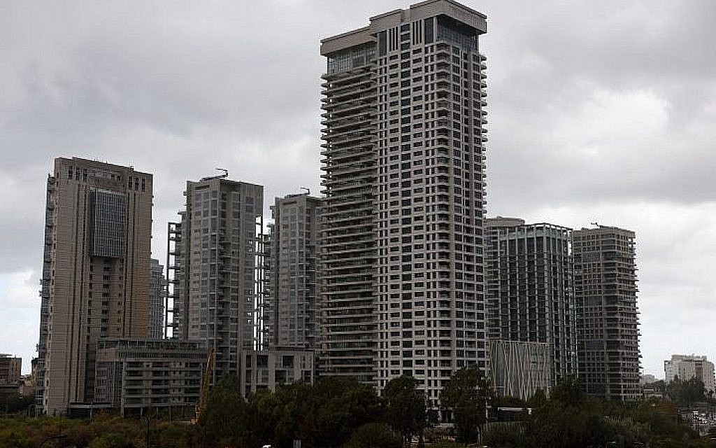 Dans le cadre des plans du gouvernement visant à répondre à la croissance démographique avec des immeubles résidentiels plus denses dans les zones urbaines, de grands immeubles d'appartements comme ceux-ci dans le nord de Tel Aviv, photographiés le 2 décembre 2016, vont changer la silhouette de nombreuses villes. (Gili Yaari /Flash90)
