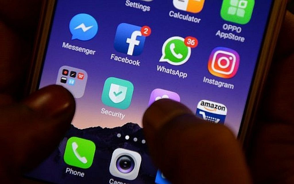 Les applications Facebook, Instagram, WhatsApp, entre autres réseaux sociaux, sur un smartphone, en mars 2018. (Crédit : Arun Sankar/AFP) Les applications Facebook, Instagram, WhatsApp, entre autres réseaux sociaux, sur un smartphone, en mars 2018. (Crédit : Arun Sankar/AFP)