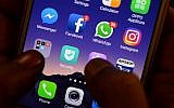 Les applications Facebook, Instagram, WhatsApp, entre autres réseaux sociaux, sur un smartphone, en mars 2018. (Crédit : Arun Sankar/AFP)