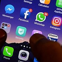 Les applications Facebook, Instagram, WhatsApp, entre autres réseaux sociaux, sur un smartphone, en mars 2018. (Crédit : Arun Sankar/AFP)