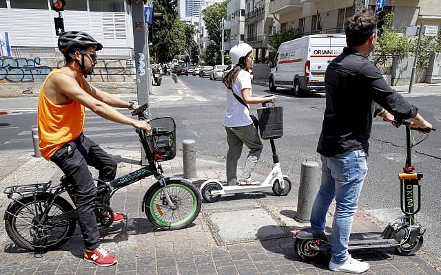 Illustration Des utilisateurs de trottinettes électriques dans les rues de Tel Aviv, le 30 mai 2019. (Crédit : JACK GUEZ / AFP) Illustration Des utilisateurs de trottinettes électriques dans les rues de Tel Aviv, le 30 mai 2019. (Crédit : JACK GUEZ / AFP)