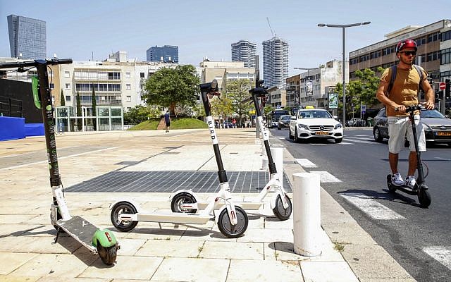 Des utilisateurs de trottinettes électriques dans les rues de Tel Aviv, le 30 mai 2019. (Crédit : JACK GUEZ / AFP)