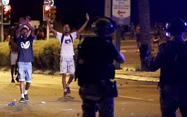 Manifestation après la mort de Solomon Tekah, un Israélien d'origine éthiopienne abattu par un policier, à Tel Aviv, le 2 juillet 2019. (Crédit : Jack Guez/AFP) Manifestation après la mort de Solomon Tekah, un Israélien d'origine éthiopienne abattu par un policier, à Tel Aviv, le 2 juillet 2019. (Crédit : Jack Guez/AFP)