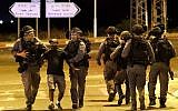 Un membre de la communauté éthiopienne d'Israël arrêté par la police à Netanya au cours des affrontements qui ont suivi la mort de Solomon Tekah, tué par un policier, le 2 juillet 2019 (Crédit : JACK GUEZ / AFP)