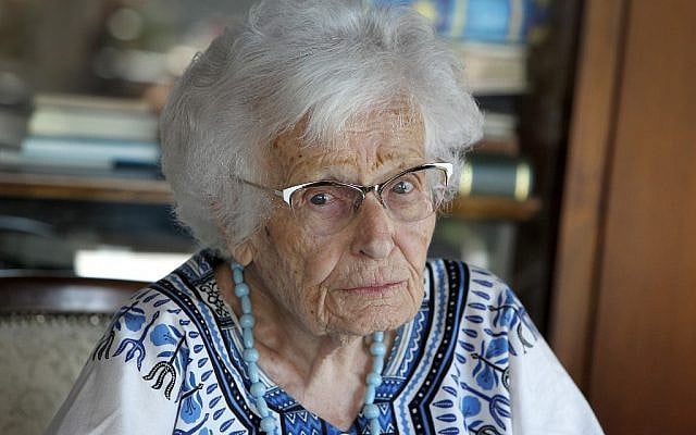 Lisel Heise, âgée de 100 ans et membre du conseil municipal de Kirchheimbolanden, ville du sud-ouest de l'Allemagne, répond aux questions des journalistes de l'AFP chez elle le 4 juillet 2019. (Crédit : Daniel ROLAND / AFP)
