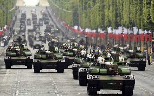 La parade militaire du 14 juillet 2019, sur l'avenue des Champs-Elysées, à Paris. (Crédit photo : Lionel BONAVENTURE / AFP) La parade militaire du 14 juillet 2019, sur l'avenue des Champs-Elysées, à Paris. (Crédit photo : Lionel BONAVENTURE / AFP)