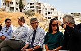 Pierre Cochard (au centre), consul général de France à Jérusalem, et d'autres diplomates de l'UE, face aux bâtiments palestiniens menacés de démolition, dans le village de Dar Salah près de Beit Sahur, au sud de Bethléem, en Cisjordanie, le 16 juillet 2019. (Crédit photo : HAZEM BADER / AFP)