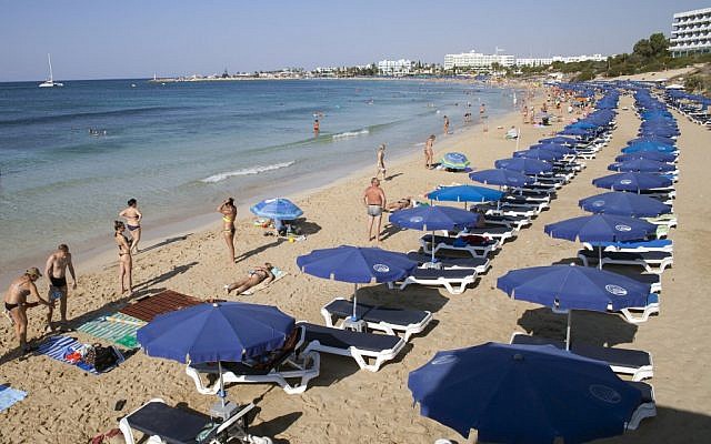 Des touristes prennent un bain de soleil sur la plage dans la station balnéaire d'Ayia Napa, au sud-est de Chypre, au mois de septembre 2017. (Crédit : Florian Choblet/AFP) Des touristes prennent un bain de soleil sur la plage dans la station balnéaire d'Ayia Napa, au sud-est de Chypre, au mois de septembre 2017. (Crédit : Florian Choblet/AFP)