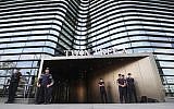 Des policiers montent la garde devant un bâtiment abritant l'ambassade du Japon à Séoul, le 19 juillet 2019. (YONHAP / AFP)