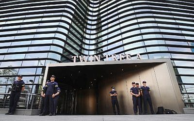 Des policiers montent la garde devant un bâtiment abritant l'ambassade du Japon à Séoul, le 19 juillet 2019. (YONHAP / AFP)
