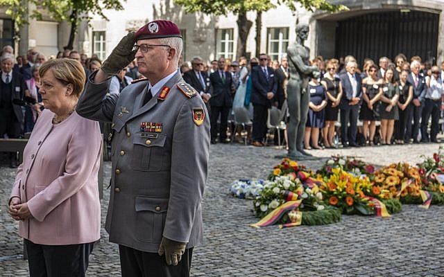 La chancelière allemande Angela Merkel (à gauche) et l'inspecteur général des forces armées allemandes, Eberhard Zorn, se tiennent devant une plaque après avoir déposé une gerbe de fleurs lors de la cérémonie commémorative du 75e anniversaire de la tentative d'assassinat d'Adolf Hitler à Berlin, le 20 juillet 2019. (JOHN MACDOUGALL / AFP) La chancelière allemande Angela Merkel (à gauche) et l'inspecteur général des forces armées allemandes, Eberhard Zorn, se tiennent devant une plaque après avoir déposé une gerbe de fleurs lors de la cérémonie commémorative du 75e anniversaire de la tentative d'assassinat d'Adolf Hitler à Berlin, le 20 juillet 2019. (JOHN MACDOUGALL / AFP)