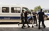 Des touristes israéliens, soupçonnés d'avoir violé une jeune Britannique de 19 ans à Ayia Napa, quittent les locaux du tribunal dans la station balnéaire chypriote orientale de Paralimni, le 26 juillet 2019. (Iakovos Hatzistavrou / AFP)
