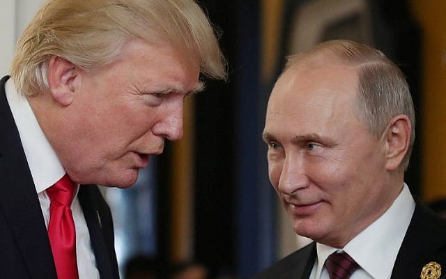 Le président américain Donald Trump (à gauche) et le président russe Vladimir Poutine lors de la réunion des dirigeants économiques de l'APEC, dans le cadre du sommet des dirigeants de la Coopération économique Asie-Pacifique (APEC), à Danang, au centre du Vietnam, le 11 novembre 2017. (AFP Photo/Sputnik/Mikhail Klimentyev) Le président américain Donald Trump (à gauche) et le président russe Vladimir Poutine lors de la réunion des dirigeants économiques de l'APEC, dans le cadre du sommet des dirigeants de la Coopération économique Asie-Pacifique (APEC), à Danang, au centre du Vietnam, le 11 novembre 2017. (AFP Photo/Sputnik/Mikhail Klimentyev)