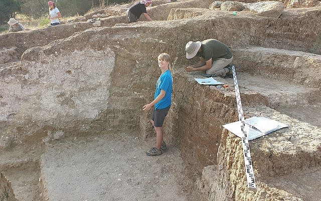 Le mur en brique de 3000 ans avec du plâtre et une embrasure de porte découverts pendant les fouilles réalisées pendant l'été 2019 dans le cadre du Projet archéologique Tell es-Safi/Gath. (Crédit : Aren Maeir/Tell es-Safi/Gath Archaeological Project)