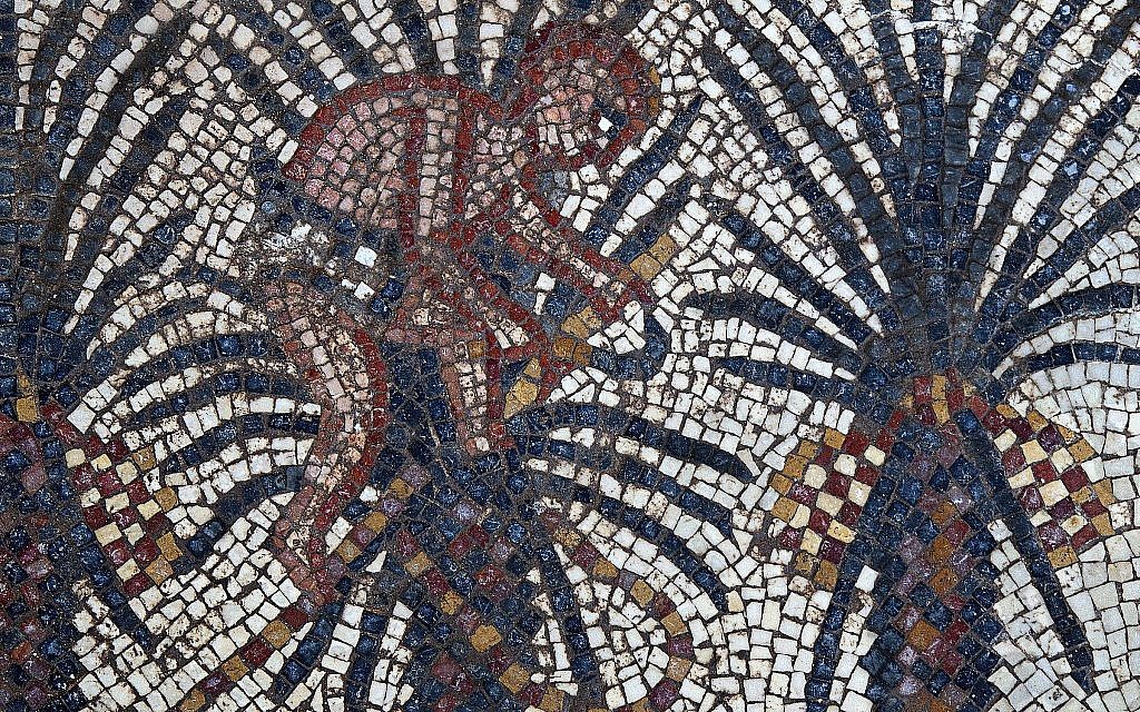 Détail d'une mosaïque représentant le récit biblique d'Elim, dans le livre de l'Exode, 15:27, découverte en 2019 durant des fouilles dans une synagogue de 1600 ans à Huqoq, un travail dirigé par la professeure de l'UNC-Chapel Hill Jodi Magness (Crédit : Jim Haberman, Autorisation : UNC-Chapel Hill)