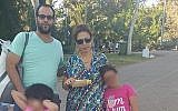 Ofir Hasdai, sa femme Dikla et deux de leurs trois filles. Hasdai a été abattu le 28 juillet 2019 lors d'une querelle concernant une place de stationnement. (Avec l'aimable autorisation de Facebook)