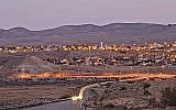 Une vue panoramique de la ville de Yerucham, nichée dans le désert du Néguev. (Simon Ben Ishai)