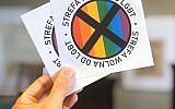 Photo du « Gazeta Polska » montrant la première version de l’autocollant sur lequel est inscrit "Zone sans LGBT". (Crédit photo : DR)