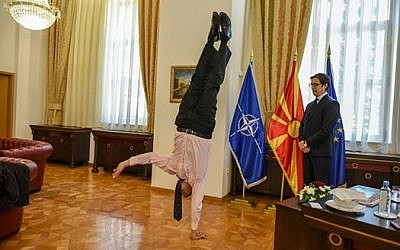 L’ambassadeur israélien en Macédoine du Nord, Dan Oryan, dans le cabinet du président Stevo Pendarovski. (Crédit photo : Stevo Pendarovski / Facebook)