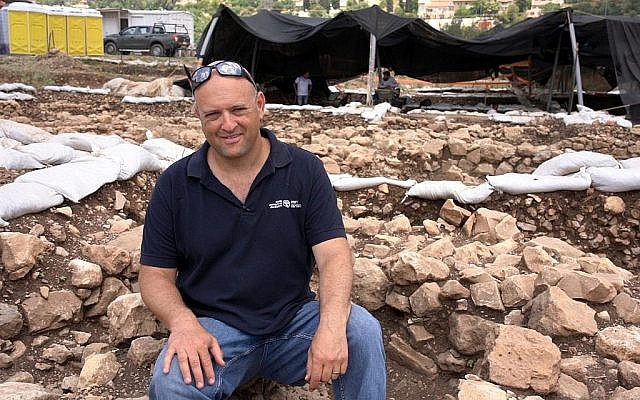 Le Dr Jacob Vardi, de l'Autorité israélienne des Antiquités, directeur des fouilles sur le site antique de Motza près de Jérusalem. (Yaniv Berman, Autorité israélienne des Antiquités)