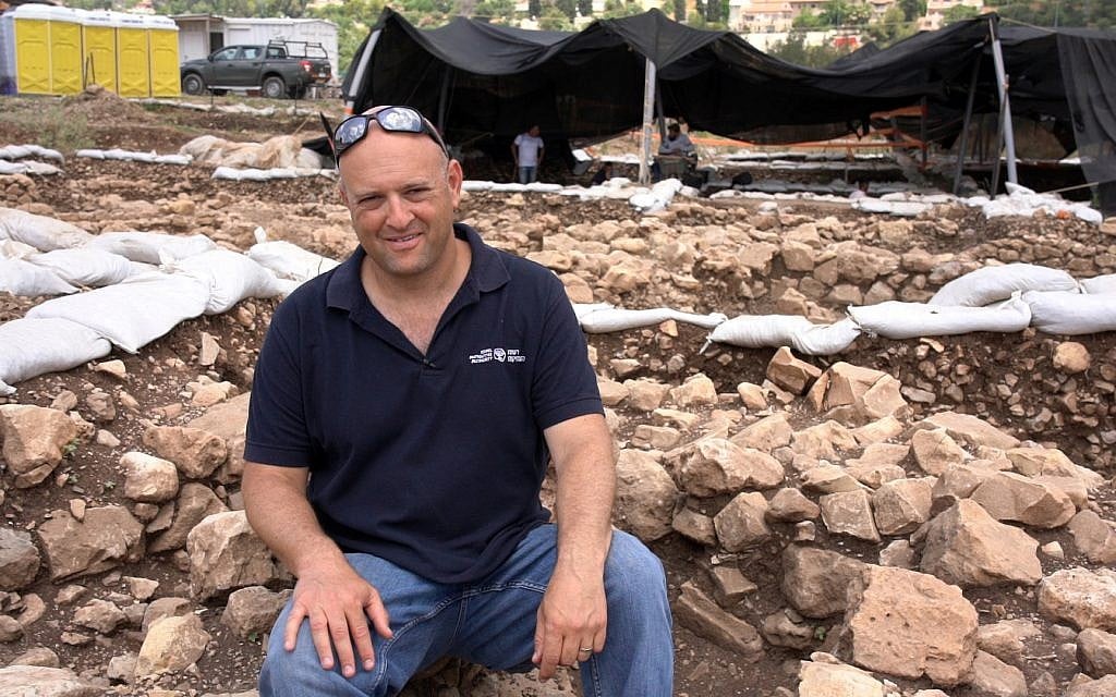 Le Dr Jacob Vardi, de l'Autorité israélienne des Antiquités, directeur des fouilles sur le site antique de Motza près de Jérusalem. (Yaniv Berman, Autorité israélienne des Antiquités)