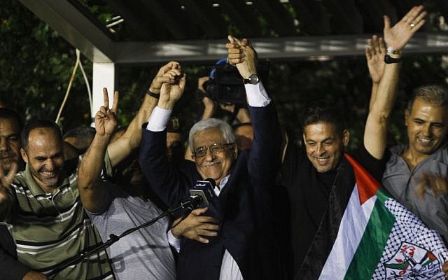 Le président de l'Autorité palestinienne, Mahmoud Abbas, (au centre), avec les prisonniers palestiniens libérés à son siège dans la ville de Ramallah, en Cisjordanie, le 14 août 2013. (AP Photo/Majdi Mohammed) Le président de l'Autorité palestinienne, Mahmoud Abbas, (au centre), avec les prisonniers palestiniens libérés à son siège dans la ville de Ramallah, en Cisjordanie, le 14 août 2013. (AP Photo/Majdi Mohammed)