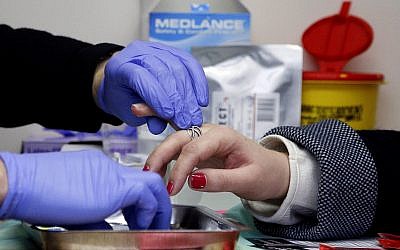A titre d'illustration : Une femme subit un test sanguin de dépistage du VIH/sida dans un laboratoire mobile à Kiev, en Ukraine, à l'occasion de la Journée mondiale de lutte contre le sida, le 1er décembre 2017. (Photo par Efrem Lukatsky)
