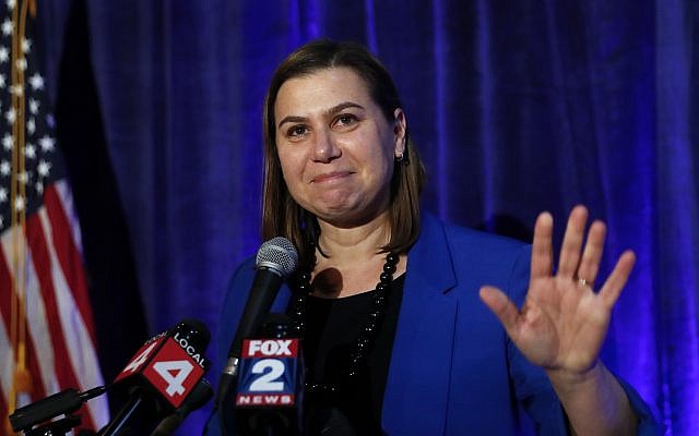 Elissa Slotkin, candidate démocrate dans le 8ème district du Michigan au congrès, lors d'une fête de soirée électorale à Clarkston, le 7 novembre 2018 (Crédit : AP Photo/Paul Sancya) Elissa Slotkin, candidate démocrate dans le 8ème district du Michigan au congrès, lors d'une fête de soirée électorale à Clarkston, le 7 novembre 2018 (Crédit : AP Photo/Paul Sancya)