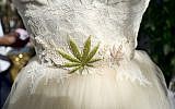 Une robe de mariage avec une feuille de marijuana brodée présentée pendant la Cannabis Wedding Expo de Los Angeles au mois de janvier 2019 (Crédit : AP Photo/Richard Vogel)