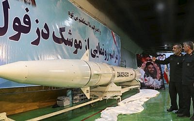 Amir Ali Hajizadeh, chef de la division aérospatiale des Gardiens de la révolution, à gauche, montre le missile balistique sol-sol Dezful au chef des Gardiens de la révolution, Mohammad Ali Jafari lors d'une cérémonie d'inauguration dans un lieu qui n'a pas été dévoilé en Iran, le 7 février 2019 (Crédit : Sepahnews/site des gardiens de la révolution iranienne via AP)