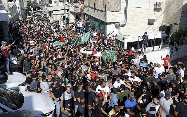Illustration : Des Palestiniens portent le corps de Mohammed Obeid lros de ses funérailles à Jérusalem-Est, dans le quartier d'Issawiya le 1er juillet 2019. (Crédit : AP Photo/Mahmoud Ilean) Illustration : Des Palestiniens portent le corps de Mohammed Obeid lros de ses funérailles à Jérusalem-Est, dans le quartier d'Issawiya le 1er juillet 2019. (Crédit : AP Photo/Mahmoud Ilean)