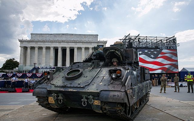 Un pilote de l'armée américaine met en place un véhicule de combat Bradley près du Lincoln Memorial à Washington, DC, en prévision des festivités du 4 juillet avec le président Donald Trump, le 3 juillet 2019. (AP Photo/Jacquelyn Martin) Un pilote de l'armée américaine met en place un véhicule de combat Bradley près du Lincoln Memorial à Washington, DC, en prévision des festivités du 4 juillet avec le président Donald Trump, le 3 juillet 2019. (AP Photo/Jacquelyn Martin)